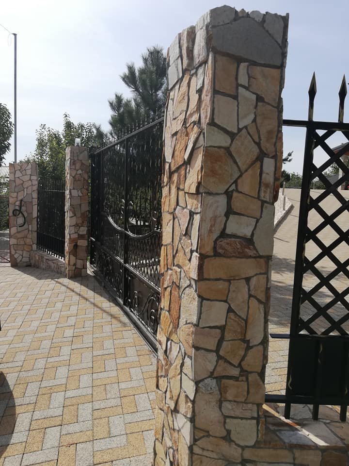 Gard model 4, placat cu piatră poligonală